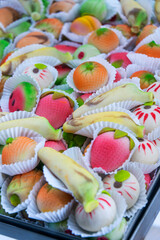 Pasteles de mazapán con formas de fruta
