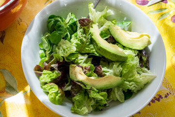 Ensalada de lechugas con aguacate
