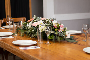 Montaje de boda y decoración floral con gerbeas y rosas  en tonos rosas y verdes