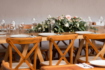 Montaje de boda y decoración floral con gerbeas y rosas  en tonos rosas y verdes