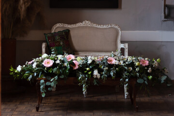 Montaje de boda y decoración floral con gerbeas y rosas  en tonos rosas y verdes