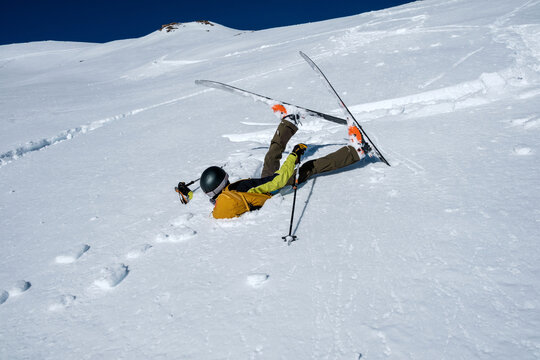 Sci alpinista cade sulla neve fresca