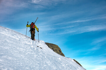 Fototapeta na wymiar Sci alpinista in salita su ghiaccio. Alpinismo. Sci