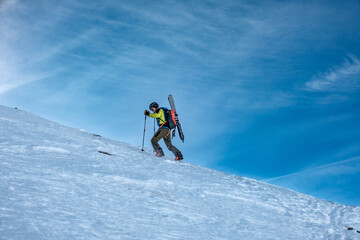 Sci alpinista in salita su ghiaccio. Alpinismo. Sci