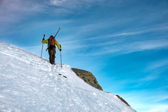Sci alpinista in salita su ghiaccio. Alpinismo. Sci
