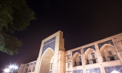 Obraz premium Nodir Devonbegi Madrasah in the ancient city of Bukhara in Uzbekistan in the evening, exterior of the Nodir Devonbegi Madrasah