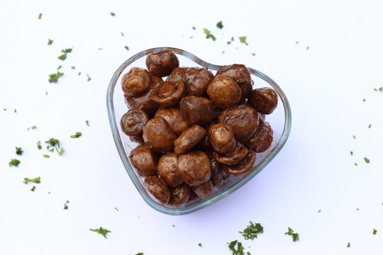Marinierte Champignons im Ofen gebacken .