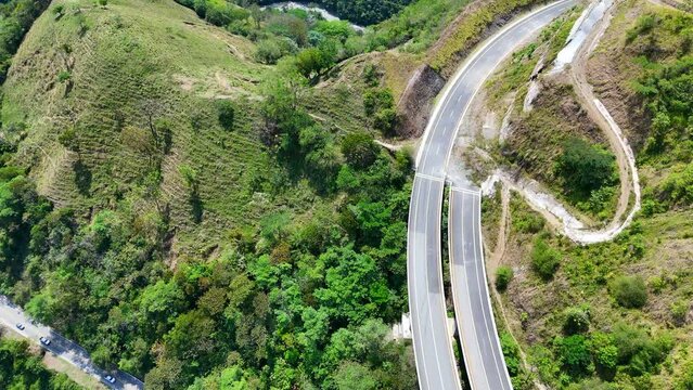 Video a&eacute;reo tomado sobre la carretera conocida como "Conexi&oacute;n Pac&iacute;fico 1" que comunica al Municipio de Amag&aacute; con el corregimiento de Bolombolo.