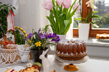 Stół zastawiony jedzeniem i ozdobami na Święta Wielkanocne