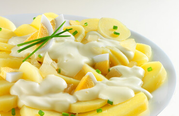 Sahne-Kartoffelsalat, Kartoffeln, Mayonaise, isoliert, Kartoffelsalat, isoliert,