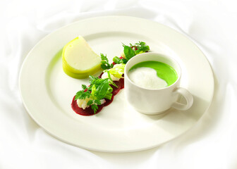 Zucchinisuppe, fine dining, Suppe, Vorspeise, Gemüse, Tellergericht,