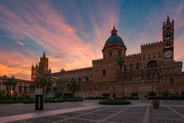 La Cattedrale di Palermo al crepuscolo, Italia - 728761903