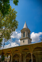 Paisaje típico de la ciudad con antiguas mezquitas en la ciudad árabe arquitectura islámica en estructura urbana religión islámica tradición cultural en la ciudad turca