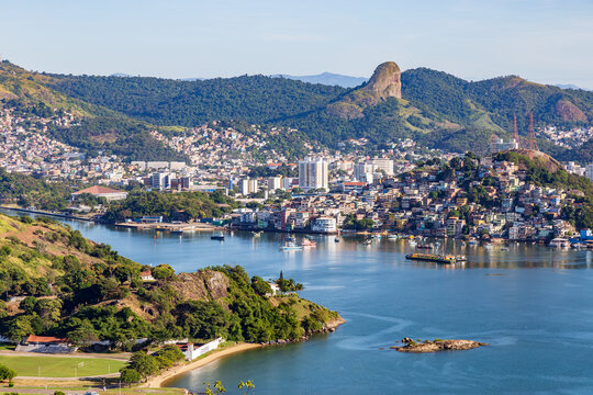 Fototapeta View of the city of Vitória, capital of Espírito Santo, during a beautiful morning with sunshine and blue sea. View from the Penha Convent, in Vila Velha.