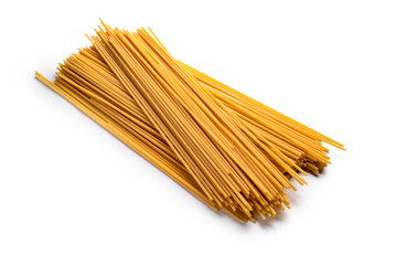 Spaghetti crudi isolati su fondo bianco, cibo italiano, dieta mediterranea 