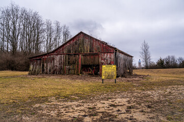 Obraz premium Old Barn and Explosives Sign 