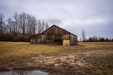 Obraz premium Old Barn and Explosives Sign 