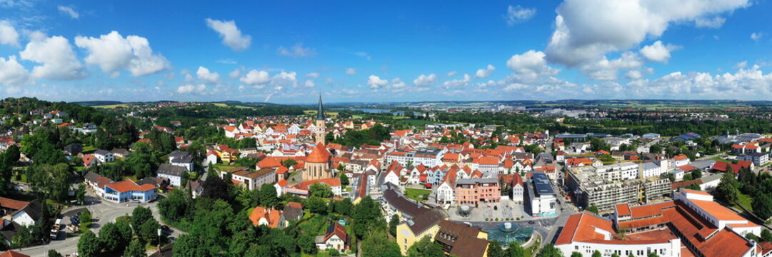 Luftbild von Dingolfing mit Blick auf die historische Altstadt. .Dingolfing, Niederbayern, Bayern, Deutschland.