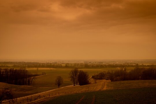 Eine durch Saharastaub r&ouml;tlich gef&auml;rbte Landschaft