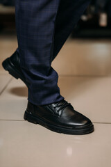 The image shows a persons legs wearing black shoes 6040.