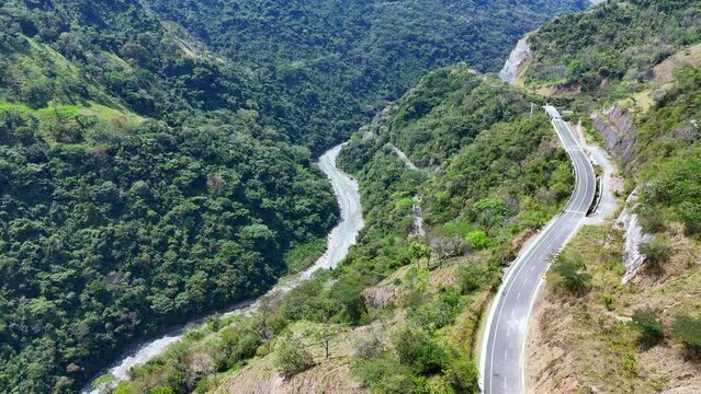 Video a&eacute;reo tomado sobre la carretera conocida como "Conexi&oacute;n Pac&iacute;fico 1" que comunica al Municipio de Amag&aacute; con el corregimiento de Bolombolo.