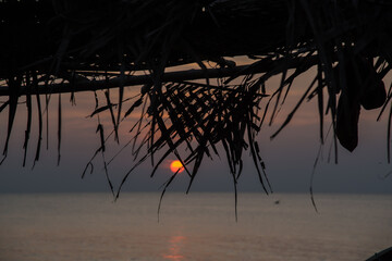 Sonnenuntergang am Strand mit Hütte