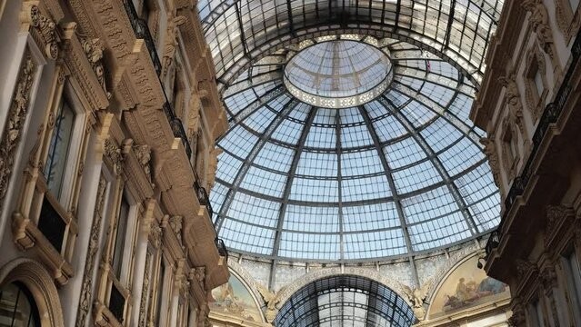 Walking through the historic center of Milan, from the monumental cemetery to the cathedral