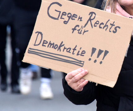 Pappschild: "Gegen Rechts f&uuml;r Demokratie"
