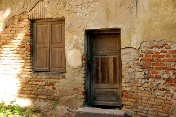 Fototapeta na wymiar stary opuszczony budynek gdzieś na wsi