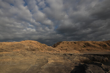 西陽が当たる岩の丘