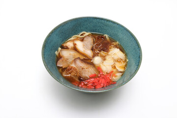 白背景の沖縄そば