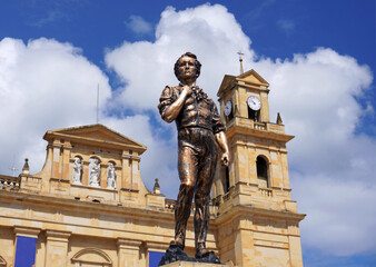 Fototapeta na wymiar Chiquinquirá, Boyaca, Colombia - December 26, 2023: Statue of Simón Bolívar (The liberator) with the Basilica of Our Lady of Rosary of Chiquinquirá in the background.