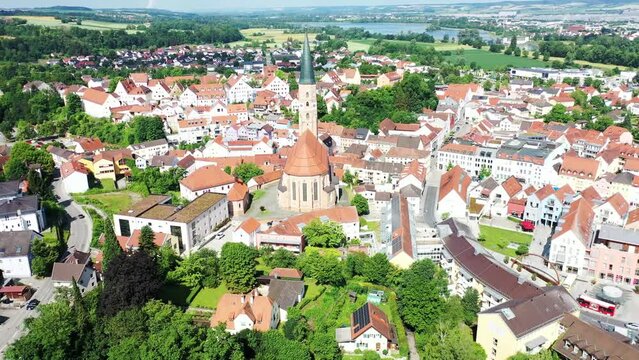 Drohnenvideo, Luftbild von Dingolfing mit Blick auf die historische Altstadt. 
Dingolfing, Niederbayern, Bayern, Deutschland.
