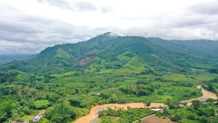 Fototapeta premium Esta fotografía la realicé en Ecuador es parte de la costa ecuatoriana que está rodeada de rgrandes ríos y montañas 