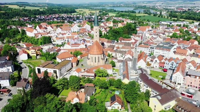 Drohnenvideo, Luftbild von Dingolfing mit Blick auf die historische Altstadt. 
Dingolfing, Niederbayern, Bayern, Deutschland.
