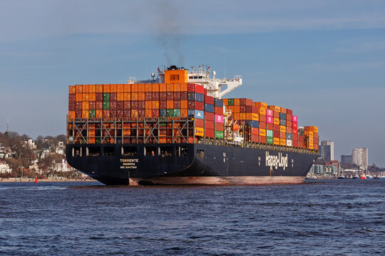 Der Containerriese Torrente von Hapag-Lloyd, beim Einlaufen in den Hamburger Hafen.Links im Hintergrund &Ouml;velg&ouml;nne. Hamburg, Deutschland am 27. Januar 2024.