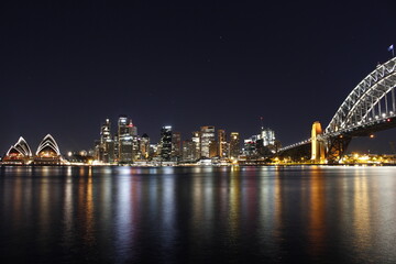 Obraz premium Nachtspiegelung von Sydneys skyline 
