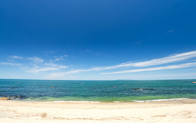 日本海・新潟県村上市から粟島を望む