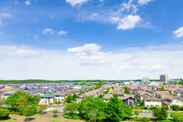 青空と緑の住宅街