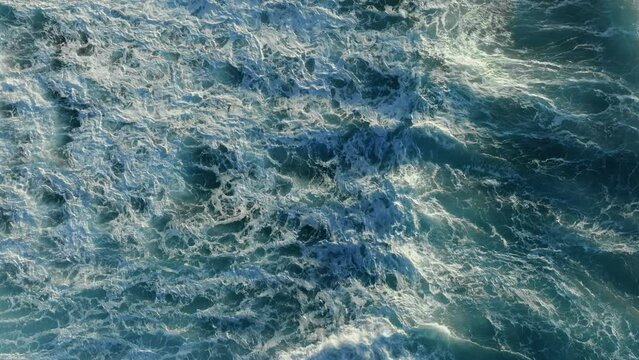 Relaxing movement of the waves in the ocean