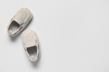 Naklejka premium Stylish baby shoes on grey background