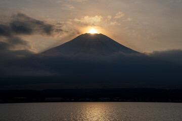 山中湖からのダイヤモンド富士