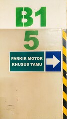 Obraz premium the sign for the motorbike parking area reads 