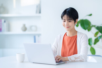 テレワークをする女性