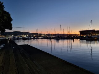 Obraz premium Marina glowing at sunrise