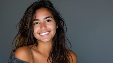Fototapeta premium beautiful woman with latina features smiling with background
