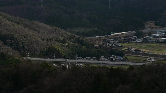 北陸新幹線延伸前の敦賀市内を試験運転するW7系 （北陸新幹線 敦賀 - 越前たけふ, 2024年1月）