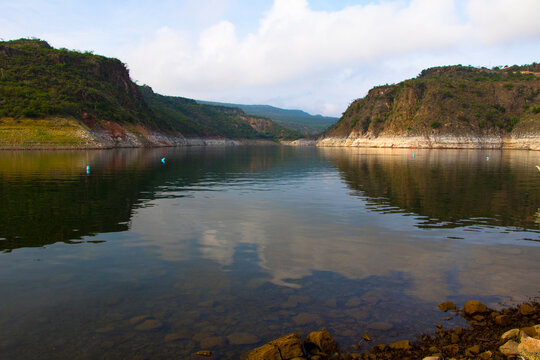 Perspectiva de Ca&ntilde;&oacute;n del Infiernillo, desde la isla de Tziabanz&aacute;, presa de Zimap&aacute;n, 23 kil&oacute;metros de largo y converge con los r&iacute;os, San Juan, Tula y Moctezuma entre el estado de Quer&eacute;taro e Hidalgo