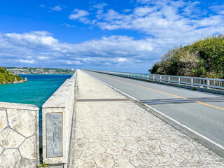 沖縄県の青い海と古宇利島と古宇利大橋