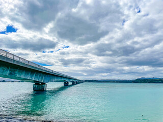 Obraz premium 沖縄県の青い海と古宇利島と古宇利大橋